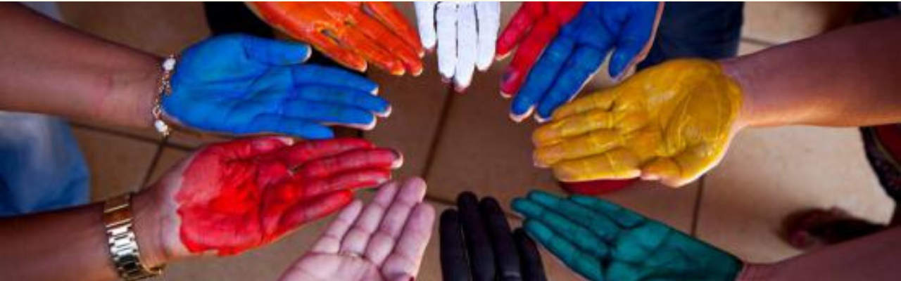 Fotos de mãos coloridas representando a diversidade da Turma Nacional
